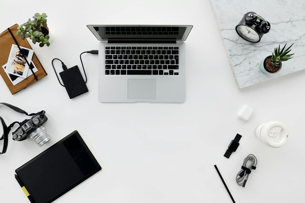 Écran x2 plus à connexion monocâble : gain de productivité et ergonomie